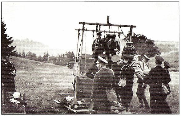 Großübung während des Krieges, verladen von Verletzten auf einen behelfs-  mäßigen Krankentransportwagen für 8 Verletzte.